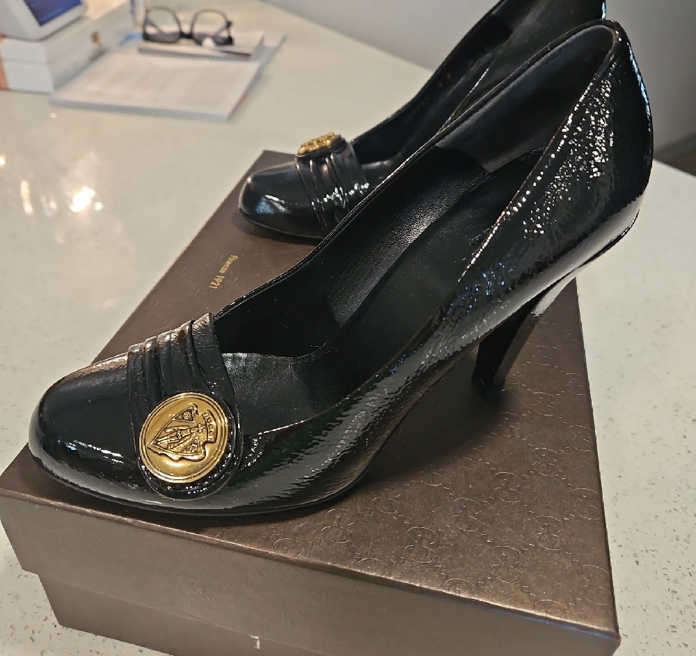 Gucci Black Heels with Gold Emblem - Picture 3 of 14